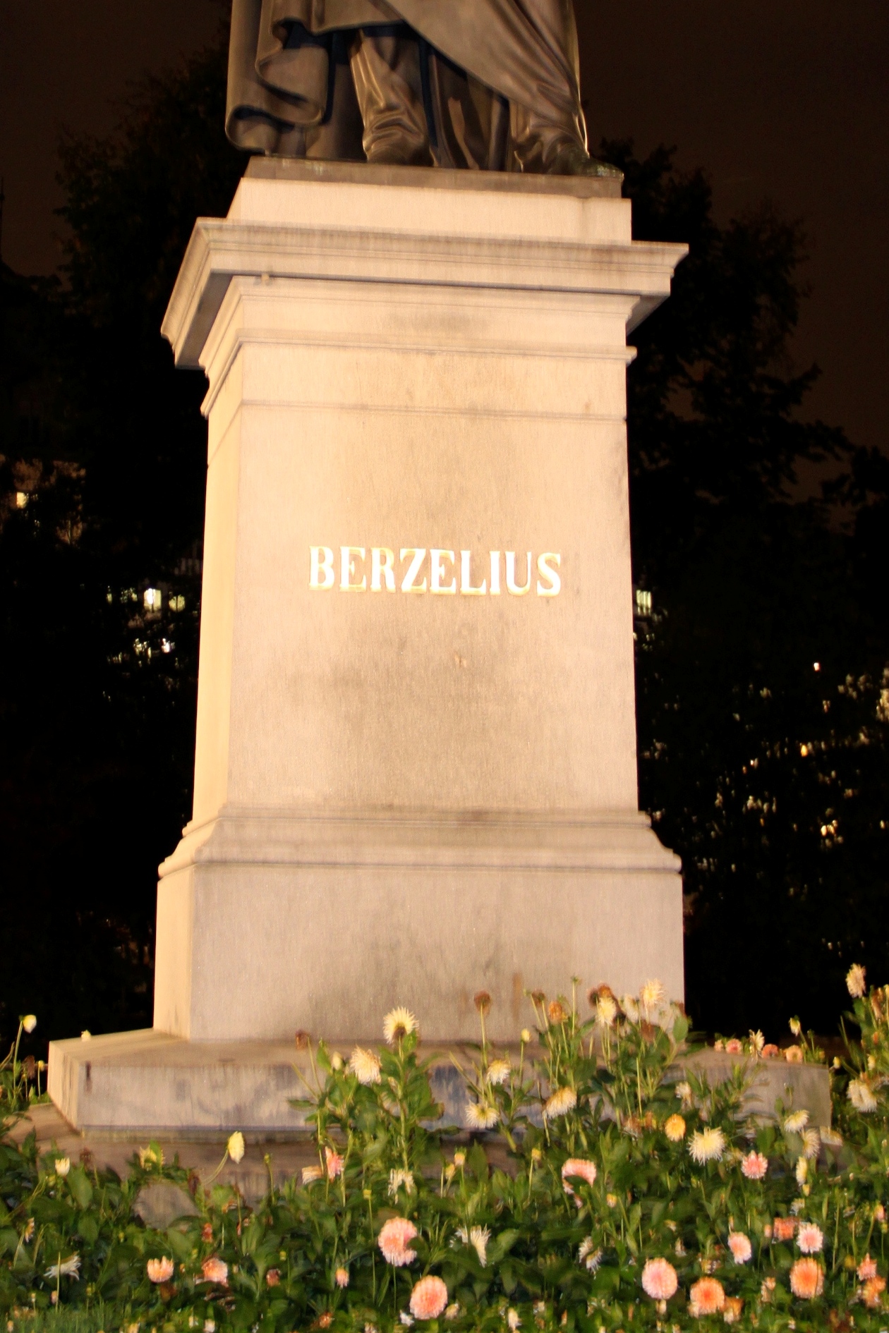 Jöns Jacob Berzelius' monument, Stockholm - 04.jpg